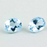 Zwei ovall facettierte, hellblaue Topase, zus. 4,45 ct. Rückseitig äußerst min. best.