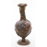 Historismus-Vase. Galvano-Plastik mit bronzefarbener Patina. Reliefdekor mit Blüten, Blumen und