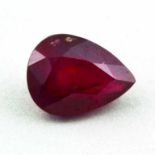 Tropfenförmig facettierter Rubin, 2,34 ct. Kleinere natürliche Einschlüsse.