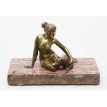 Unbekannter Künstler (Anf. 20. Jh.) Sitzender, weiblicher Akt mit Hund. Messing/Bronze, goldfarben