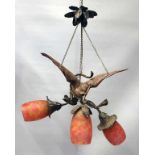 Figürliche Deckenleuchte, dreiflammig. Plastischer Vogel aus Kupfer, 3-flammigen Blütenzweig aus