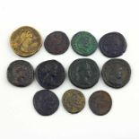 Elf antike Münzen, Römische Kaiserzeit, verschiedene Regenten. Sammlung von Follis und Sesterzen.