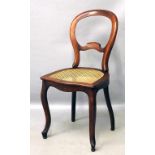 Louis Philippe-Stuhl. Mahagoni. Sitzzarge mit Korbgeflecht, auf geschweiften Beinen. Medaillon-