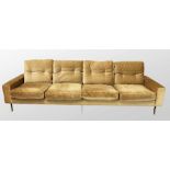 Knoll, Florence (geb. 1917 Saginaw, Michigan) Viersitzer-Sofa mit Armlehnen. Metallfüße, matt