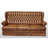 Chesterfield-Sofa. Dreisitzer. Eichenrahmen mit brauner, gewischter Lederpolsterung und Knöpfen,