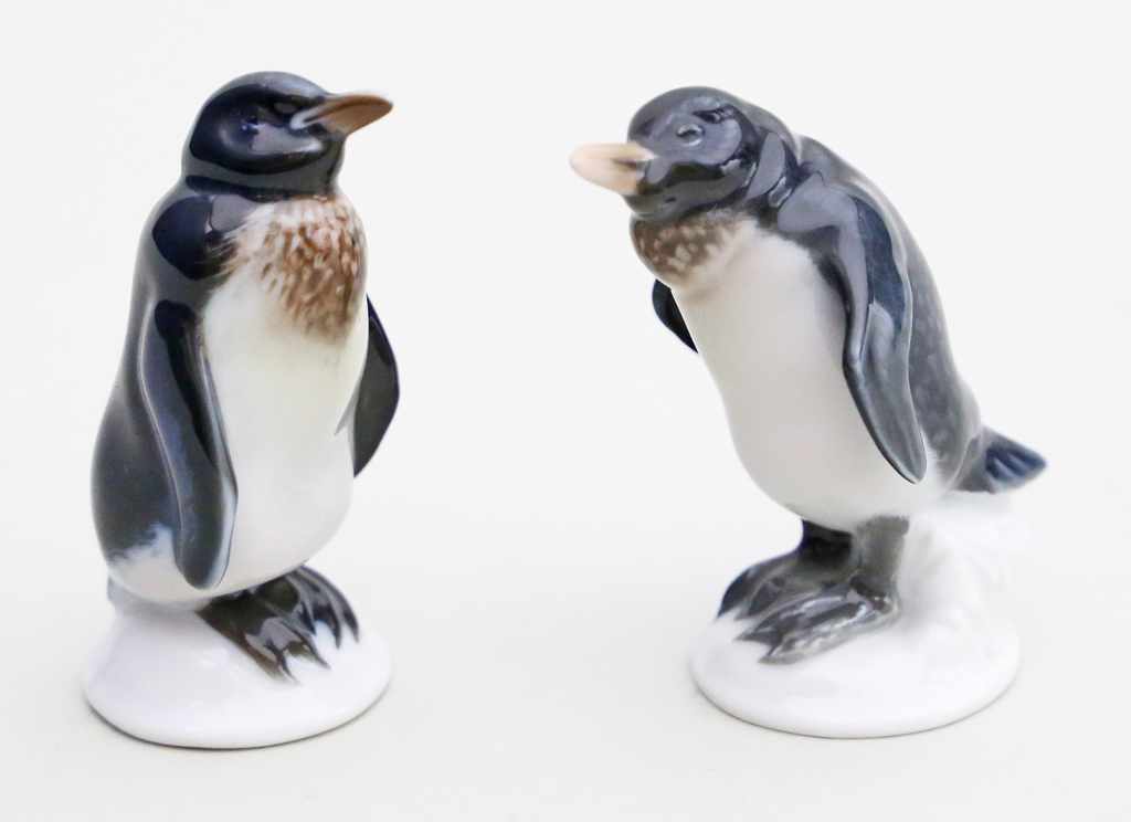 Himmelstoß, Karl Zwei Pinguinskulpturen. Naturalistische Unterglasurbemalung. Stempelmarke Rosenthal