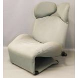 Kita, Toshiyuki (geb. 1942 Osaka) "Wink Chair". Sessel mit klappbaren Ohren, zur Liege umstellbar.