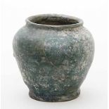 Kleine Vase. Keramik mit grüner, metallisch schimmernder, teils silbriger Glasur. Rest. Persien, ca.