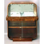 Barschrank im Art Deco-Stil, Rivington. "Ritz Cabinet". Holzkorpus mit Nussbaumfurnier, Front mit