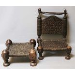 Traditioneller, niedriger Stuhl und kleiner Tisch/Hocker. Gedrechseltes, dunkles Holz mit