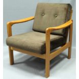 Armlehnsessel, im "Grete Jalk Easy Chair"-Stil. Helles Holz, mit losem Sitz- und Rückenpolster aus