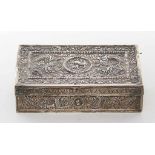 Zigarettendose. Silber, geprüft, 203 g. Chinesisch inspiriertes Reliefdekor und Gravur. Auf dem
