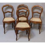 Vier Louis Philippe-Stühle. Nussbaum. Geschweifte Vierkantfrontbeine, rückwärtig ausgestellt und