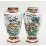 Vasenpaar. Porzellan. Gestreckte Eiform mit umlaufend in bunten Schmelzfarben gemalten Darstellungen