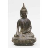Buddha Shakyamuni. Dunkel patinierte Bronze (fleckig). Im Meditationssitz auf einem doppelten Lotos,