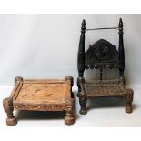 Traditioneller, niedriger Stuhl und kleiner Tisch. Gedrechseltes, dunkles bzw. helles Holz mit