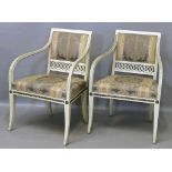 Paar Armlehnstühle im gustavianischen Stil. Holz, weiß lackiert. Leicht trapezförmige Zarge mit