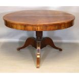 Biedermeier-Tisch. Mahagoni und Ulme. Ovale, leicht überstehende Platte mit breitem Rand, auf