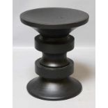 Eames, Charles und Ray Eames Hocker "Stool". Gedrechselte Eiche, schwarz gefasst. Nach einem Entwurf