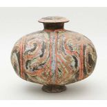 Vasenförmiges Ritualgefäß, Han-Dynastie. Terrakotta mit farbiger Kaltemailbemalung. Altersspuren.