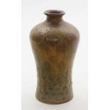 Vase in Meiping-Form. Steinzeug. Braune Verlaufglasur über strukturiertem, seladonfarbenen Fond.