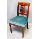 Biedermeier-Stuhl. Mahagoni, furniert. Trapezförmige Zarge auf konischen Vierkantbeinen,