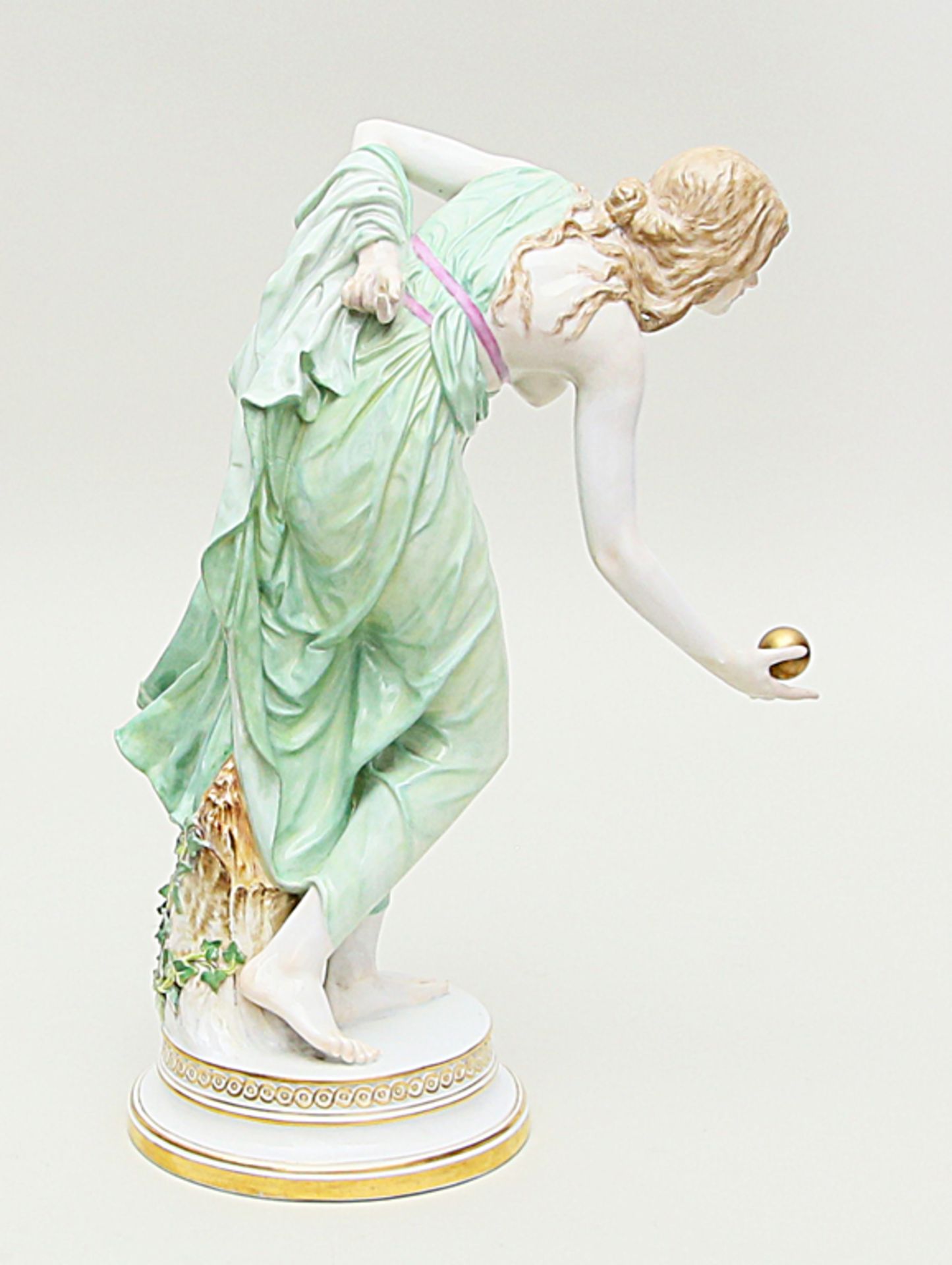 Schott, Walter (1861 Ilseburg - Berlin 1938) Skulptur "Kugelspielerin". Porzellan. Bunt bemalt. - Bild 2 aus 2