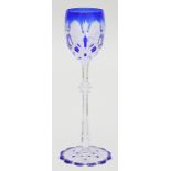 Weißweinglas aus der Serie "Tsar", Baccarat. Farbloses Kristall mit kobaltblauem Überfang und