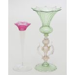 Zwei Vasen. Verschiedenfarbiges Glas. Einmal in der Art der venezianischen Flügelgläser, einmal in