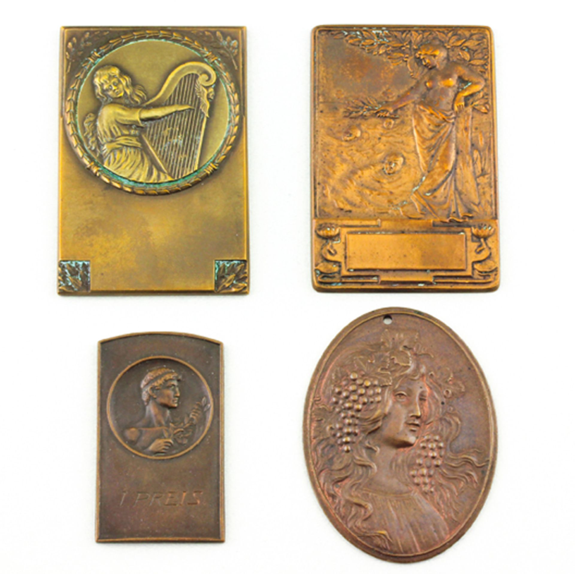 Vier Bronzeplaketten bzw. -medaillen. Unterschiedliche Reliefdarstellungen im Jugendstil, 2x mit
