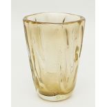 Vase. Dickwandiges, farbloses Glas mit Goldeinschmelzungen und unregelmäßiger Wandung. Ausführung