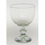 Weißbierglas 0,6 L. Farblos. Kuppa mit aufgeschmolzenem Milchglasrand. Zylindrischer Schaft mit