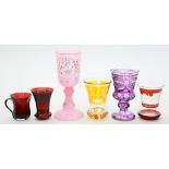 Sechs Biedermeier-Gläser. Verschieden farbiges bzw. farbig überfangenes Glas. Glockenförmige Kuppa
