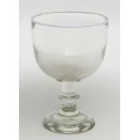 Weißbierglas 0,6 L. Farblos. Kuppa mit aufgeschmolzenem Milchglasrand. Zylindrischer Schaft mit