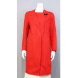 Damenmantel, Hermès.Mantel mit Taschen und Knopfverschluss, rot. 100% Kaschmir. Sehr guter