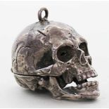 Memento Mori-Objekt.Silber, geprüft, 66 g. In Form eines Totenschädels als Anhänger, Unterkiefer