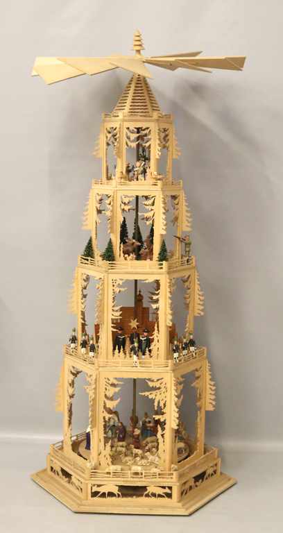 Große Weihnachtspyramide.Viergeschossig, in Laubsägearbeit. Mit zahlreichen, aus Holz - Image 2 of 2