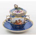 Biedermeier-Trembleuse, Meissen.Hellblauer Fond mit Goldrankenmalerei und -staffage. Schauseiten der