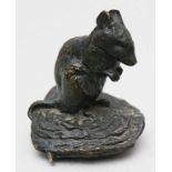 Frémiet, Emmanuel (1824 Paris 1910)Auf einer Auster sitzende Maus mit eingeklemmten Schwanz. Braun-