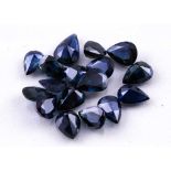 17 blaue Saphire, zus. ca. 20,5 ct.Birnkernförmig facettiert. L. abweichende Größen und