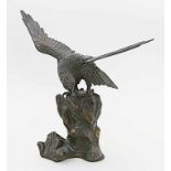 Große Adler-Skulptur.Bronze, dunkel patiniert, vierteilig. Der in einen bizarren, mit Efeu