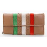 Portemonnaie "Continental", Bottega Veneta.Sehr weiches, braunes Leder mit grünen, weißen und roten,