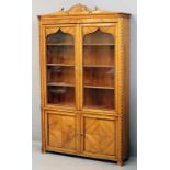 Biedermeier-Vitrine.Kirsche. Zweitüriger Sockel auf Stollenfüßen. Verglaster, zweitüriger Aufsatz