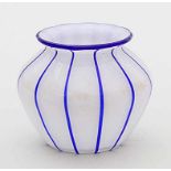 Powolny, Michael (1871 Judenburg - Wien 1945)Vase. Farbloses Glas, opak weiß unterfangen und mit