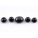 Fünf schwarze Sternsaphircabochons, zus. ca. 9 ct.Einmal oval, viermal rund.