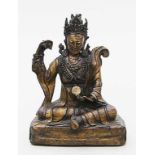 Skulptur des Padmasambhava.Vergoldete Bronze, 1.904 g. Boden mit Holzplatte partiell verschlossen.