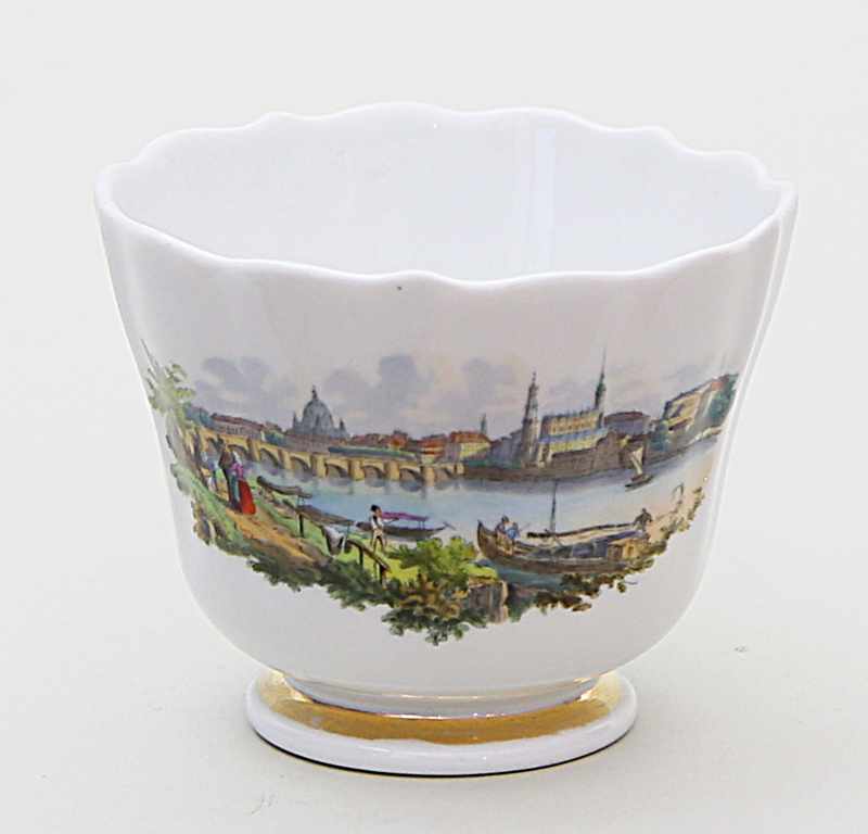 Biedermeier-Ansichtentasse, Meissen.Schauseite mit bunt gemalter Ansicht von Dresden, so