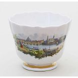 Biedermeier-Ansichtentasse, Meissen.Schauseite mit bunt gemalter Ansicht von Dresden, so