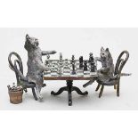 Wiener Bronze "Zwei Katzen beim Schachspiel".Bunte Kaltemailbemalung, teils l. berieben. Wien,