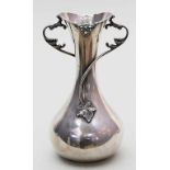 Vase.800/000 Silber, 418 g. Kugelig gebaucht mit eingezogenem Hals und ausschwingendem, teils